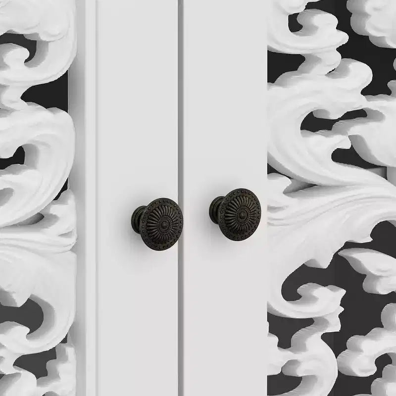 Weißes Sideboard/Akzentschrank mit hohlem Relief – gemusterte Türen, Bücherregal