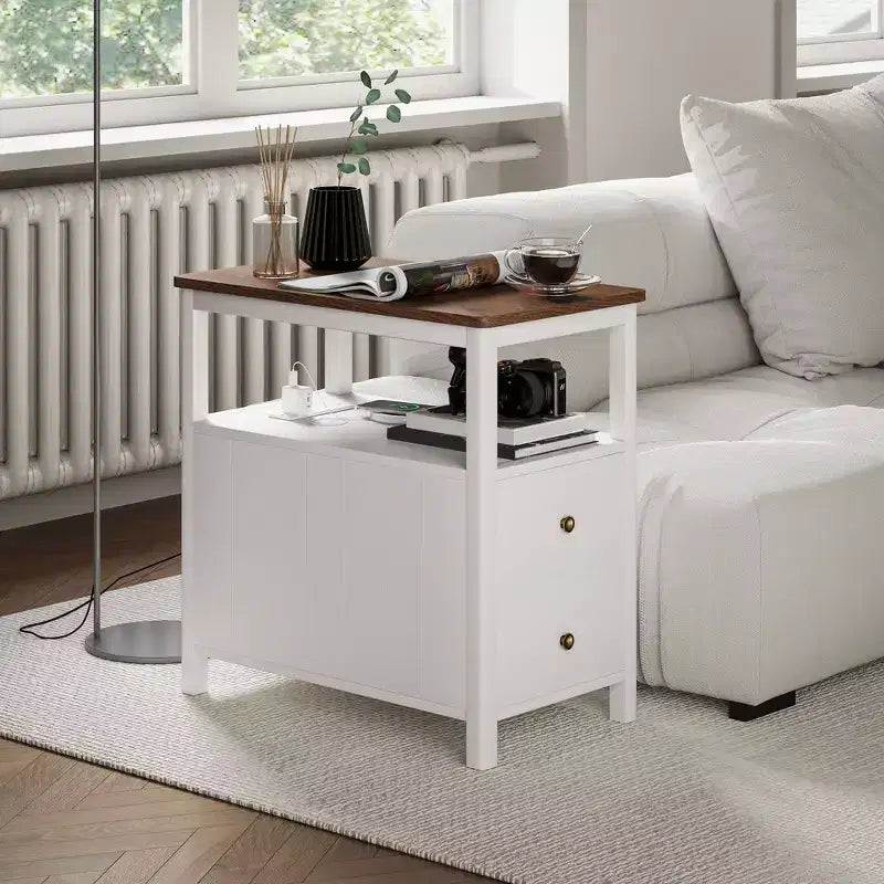 Schmaler Beistelltisch mit Ladestation und USB-Anschlüssen für das Wohnzimmer, Moderner Nachttisch mit Schubladen, Regal