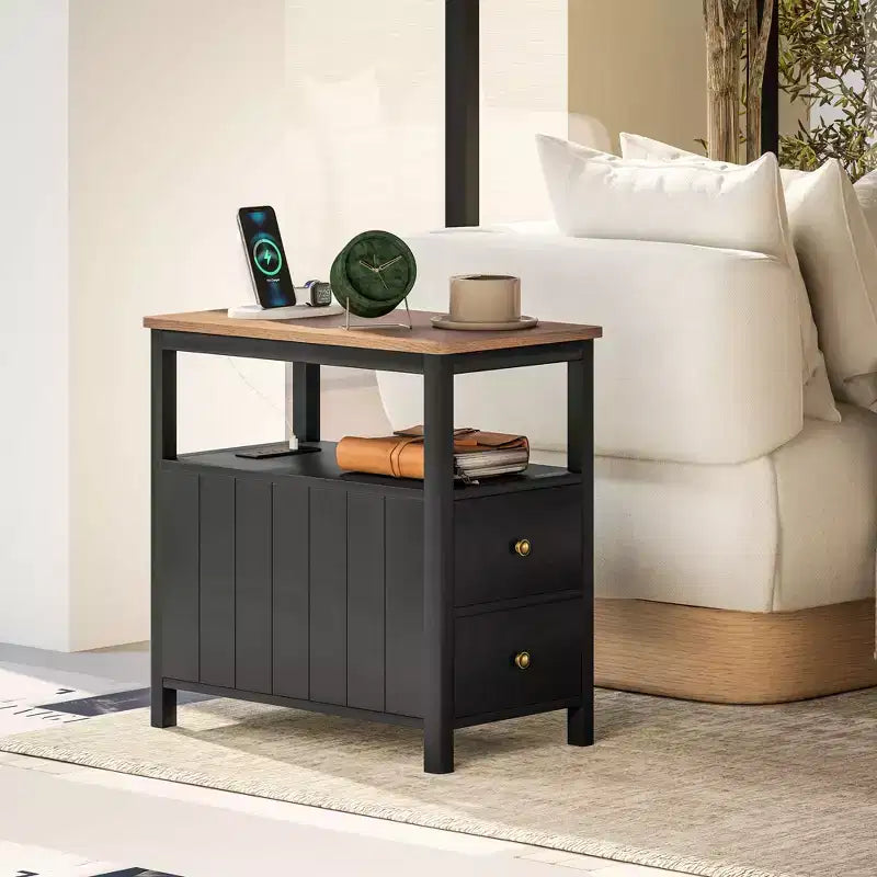 Schmaler Beistelltisch mit Ladestation und USB-Anschlüssen für das Wohnzimmer, Moderner Nachttisch mit Schubladen, Regal