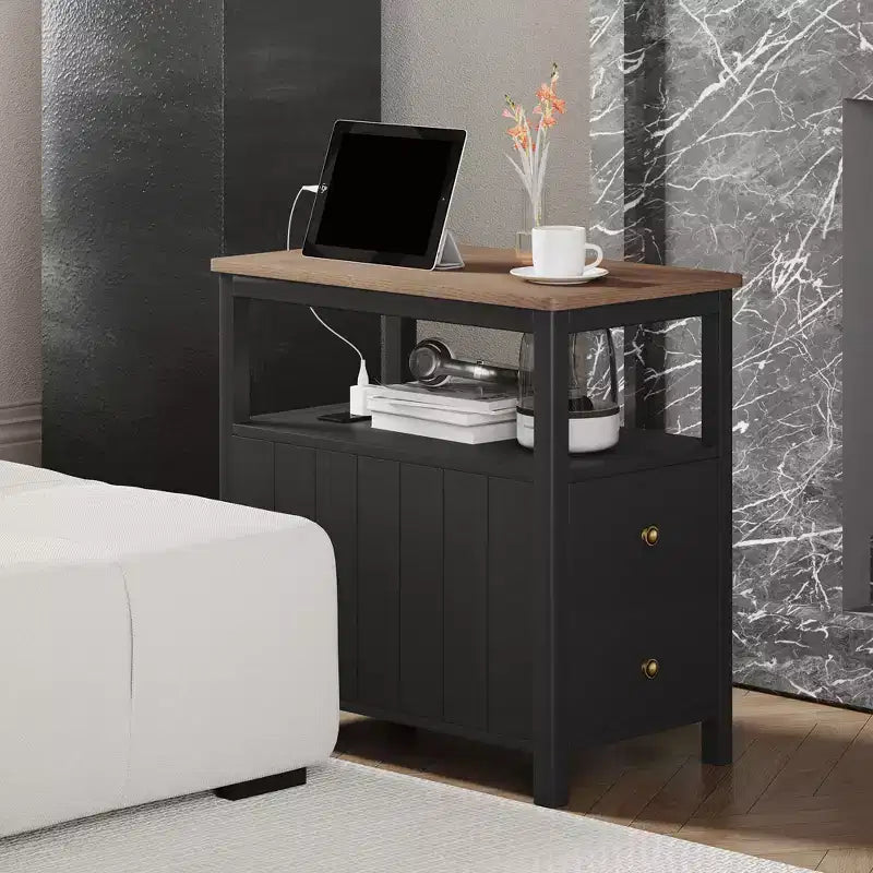 Schmaler Beistelltisch mit Ladestation und USB-Anschlüssen für das Wohnzimmer, Moderner Nachttisch mit Schubladen, Regal